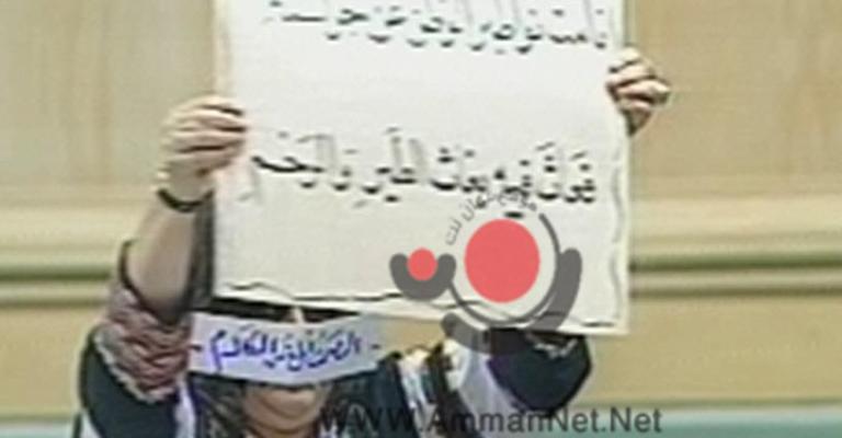 فيديو..الروسان تكمم فمها بعبارة الصمت ابلغ من الكلام فيديو..الروسان تكمم فمها بعبارة الصمت ابلغ من الكلام