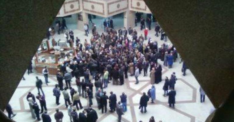 موظفو المحاكم يضربون ووزارة العدل تتعهد بصرف المستحقات موظفو المحاكم يضربون ووزارة العدل تتعهد بصرف المستحقات