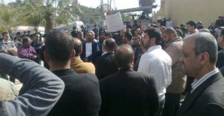 معتصمون أمام الجويدة: اعتقال الأحرار فخر لهم وعار عليكم معتصمون أمام الجويدة: اعتقال الأحرار فخر لهم وعار عليكم