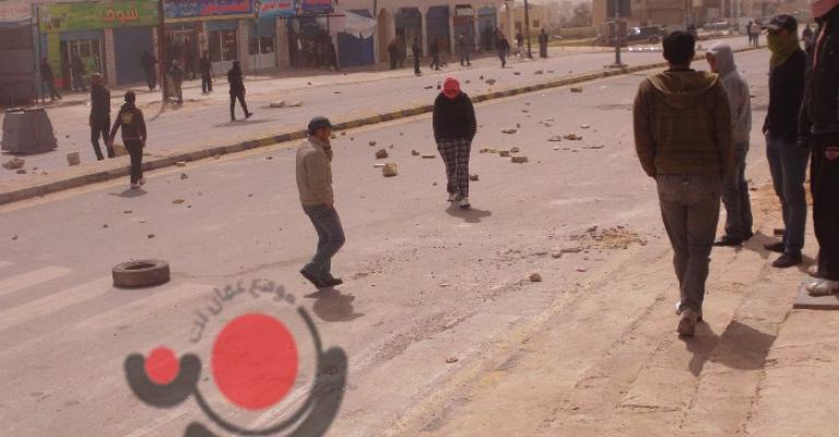 صور.. اغلاق طريق عمان – مادبا اثر مشاجرة عشائرية