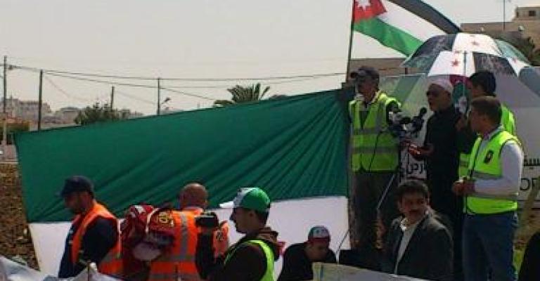 الصياصنة أمام السفارة السورية: القريب والغريب تخلى عن الشعب