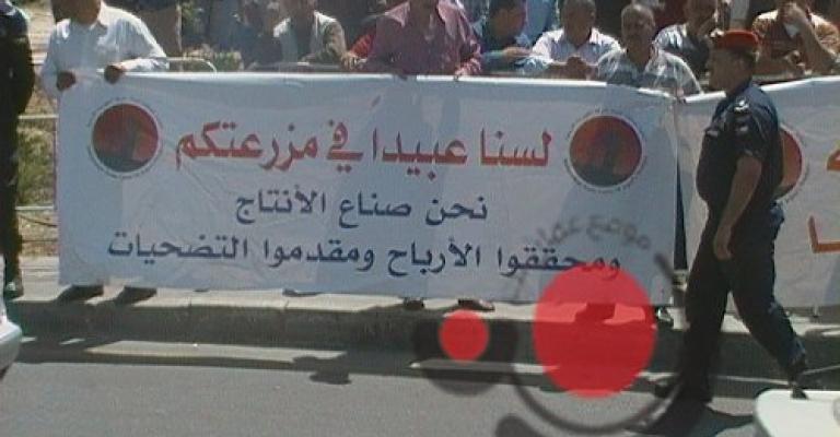 مضربو الكهرباء أمام الشركة ووعود حكومية بحل القضية