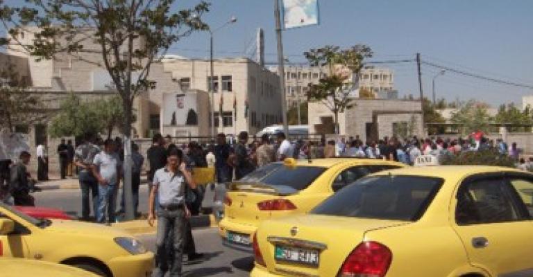 سائقو تاكسي اربد يعتصمون احتجاجا على منح تراخيص جديدة سائقو تاكسي اربد يعتصمون احتجاجا على منح تراخيص جديدة