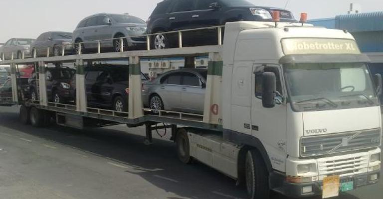 اعتصام سائقي شاحنات تصدير السيارات 