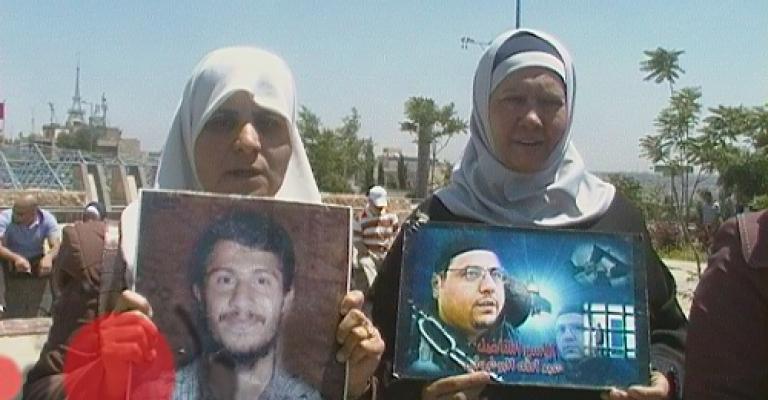 أهالي الأسرى أمام الرئاسة: الى متى ..صور