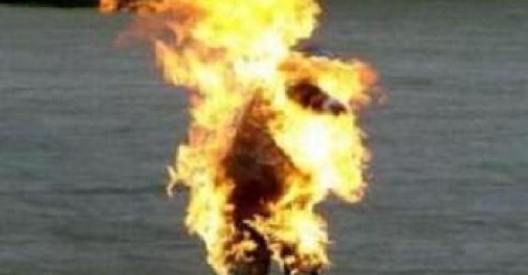 أمن النواب يحول دون إحراق مواطن لنفسه أمن النواب يحول دون إحراق مواطن لنفسه