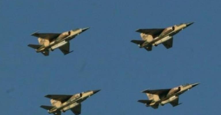 طائرات مقاتلة في سماء المدن بمناسبة الاستقلال طائرات مقاتلة في سماء المدن بمناسبة الاستقلال