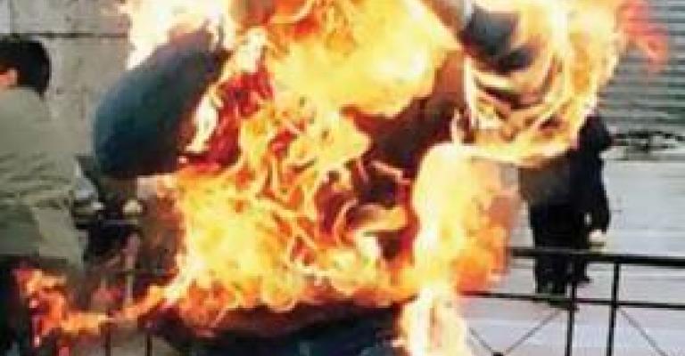 مفصول من الكهرباء يحرق نفسه أمام مقر الشركة