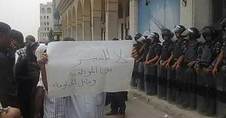 الاعتداء على عمال المياومة أمام وزارة الزراعة الاعتداء على عمال المياومة أمام وزارة الزراعة