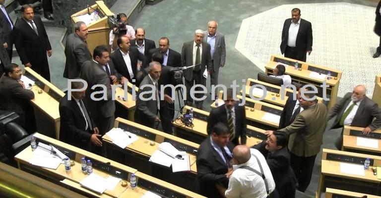 النواب يحرمون المغتربين من الانتخاب وخلافات على تقسيم الدوائر النواب يحرمون المغتربين من الانتخاب وخلافات على تقسيم الدوائر