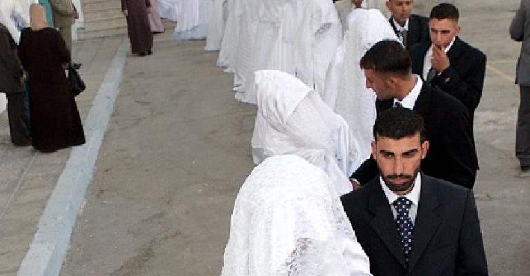 (46) عريساً وعروساً في حفل جماعي الجمعة (46) عريساً وعروساً في حفل جماعي الجمعة