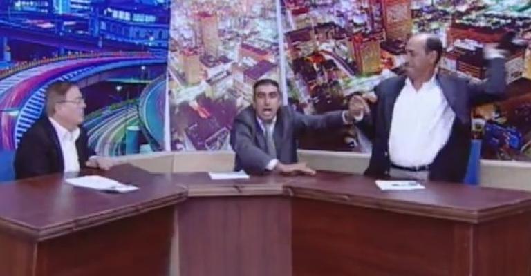 فيديو: ملاسنة وخلع حذاء وإشهار سلاح على الهواء فيديو: ملاسنة وخلع حذاء وإشهار سلاح على الهواء