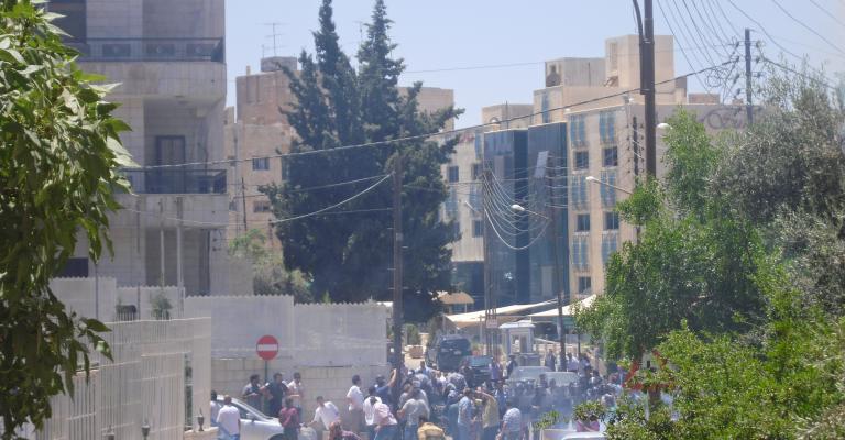 مشاجرة بين ليبيين امام سفارتهم والدرك يفضها بالقوة – فيديو 