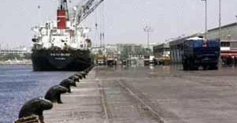 عمال الموانئ يضربون عن العمل عمال الموانئ يضربون عن العمل