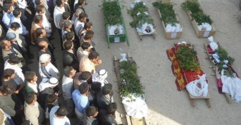 فيديو: القاء جثث جنود سوريين من فوق بناية 