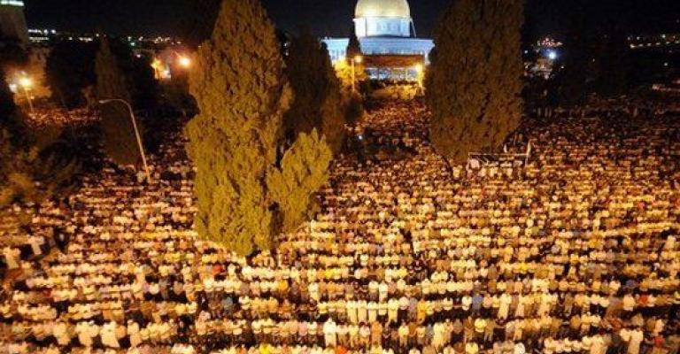 احياء ليلة القدر في الاقصى لمن فوق 40 عاما احياء ليلة القدر في الاقصى لمن فوق 40 عاما