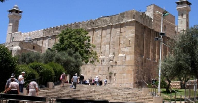 قوات الاحتلال تغلق الحرم الإبراهيمي امام المصلين قوات الاحتلال تغلق الحرم الإبراهيمي امام المصلين