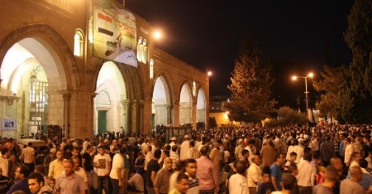 الآلاف يصلون في الأقصى فجر الجمعة اليتيمة.. وتعزيزات أمنية إسرائيلية الآلاف يصلون في الأقصى فجر الجمعة اليتيمة.. وتعزيزات أمنية إسرائيلية