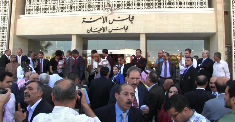 89 نائبا يوقعون على مذكرة لطرح الثقة بالطراونة لرفعه الاسعار