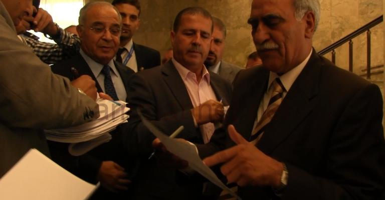 النواب احتجاجا على رفع اسعار المحروقات 