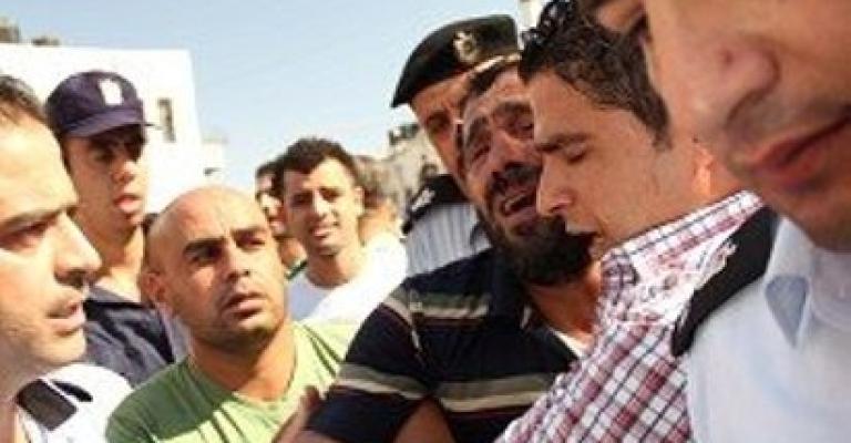 فلسطيني يحاول إضرام النار بنفسه وبابنته لسوء الوضع الاقتصادي فلسطيني يحاول إضرام النار بنفسه وبابنته لسوء الوضع الاقتصادي