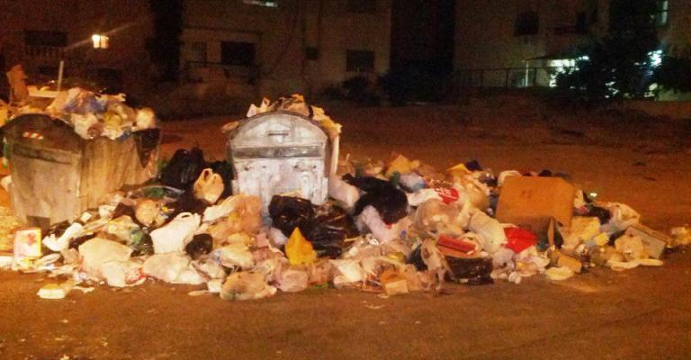 تراكم النفايات في منطقة الدوار السابع- الصورة من صفحة حملة بتهمني يا أردن 