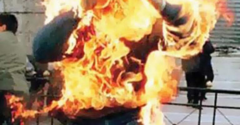 العقبة: مواطن يحرق نفسه احتجاجا على ازالة البسطات العقبة: مواطن يحرق نفسه احتجاجا على ازالة البسطات