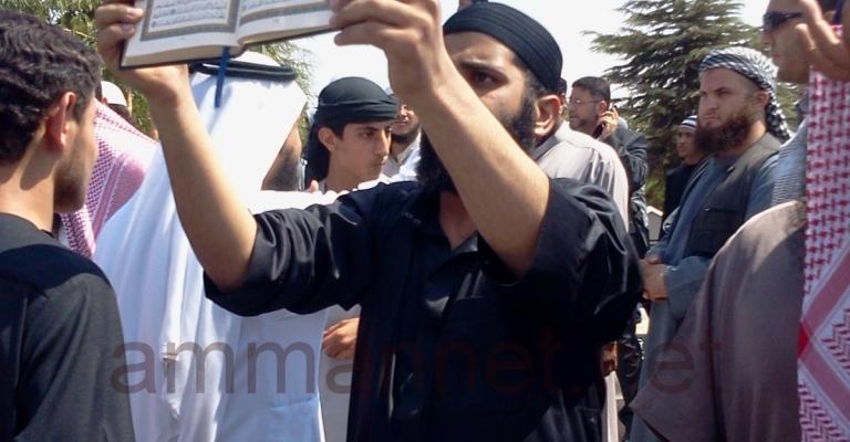 السلفيون يعلنون من امام الرئاسة الجهاد ضد النظام السوري السلفيون يعلنون من امام الرئاسة الجهاد ضد النظام السوري