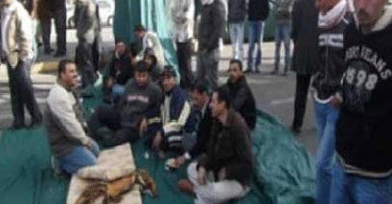 العاملون في الموانئ يستمرون بإضرابهم بعد فشل لقائهم مع الإدارة العاملون في الموانئ يستمرون بإضرابهم بعد فشل لقائهم مع الإدارة