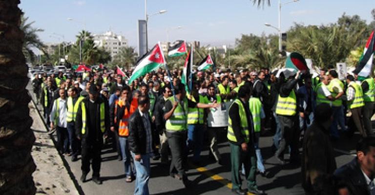 عمال الموانئ: محاولة انتحار وانهيار عصبي بعد تهديد بالفصل عمال الموانئ: محاولة انتحار وانهيار عصبي بعد تهديد بالفصل