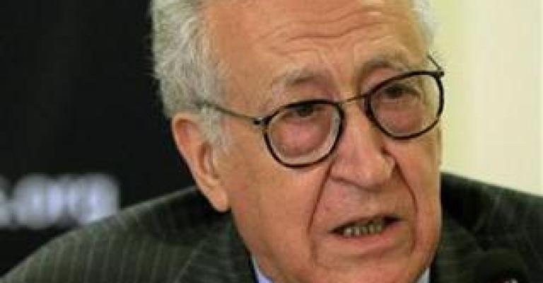 لاجئو الزعتري يرشقون الابراهيمي بالحجارة لاجئو الزعتري يرشقون الابراهيمي بالحجارة