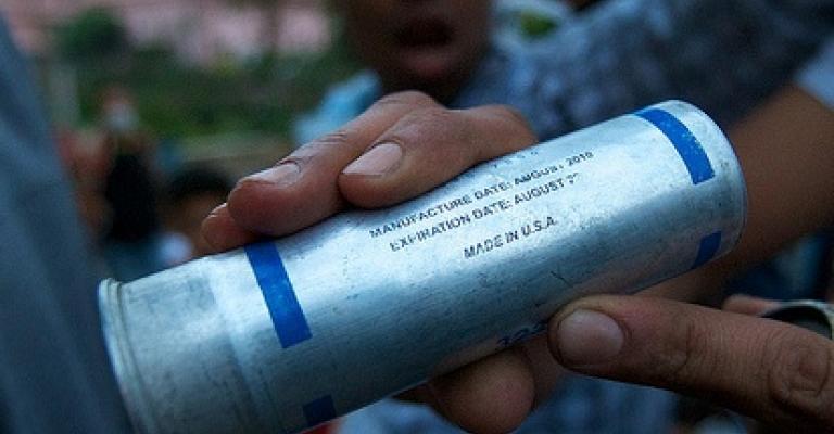 طالب يرش معلميه بالغاز المسيل للدموع طالب يرش معلميه بالغاز المسيل للدموع