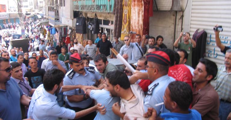 اعتداء على مسيرة الحسيني وتكفيل أحد المشاركين بعد اعتقاله اعتداء على مسيرة الحسيني وتكفيل أحد المشاركين بعد اعتقاله