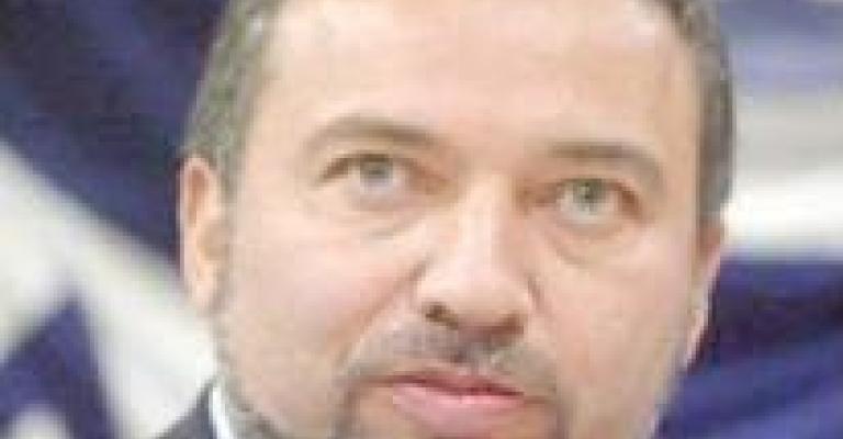 ليبرمان يدعو العالم لنبذ عباس 