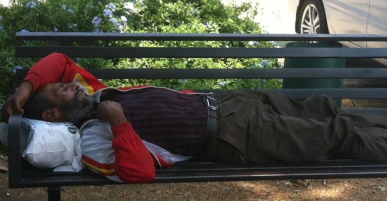 قيلولة عامل في ظهيرة يوم حار قبالة مقر امانة عمان راس العين- عدسة محمد شما