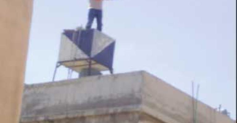 العقبة: شابان يهددان بالانتحار العقبة: شابان يهددان بالانتحار