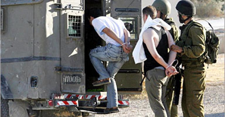 قوات الاحتلال تعتقل 7 فلسطينيين بالضفة