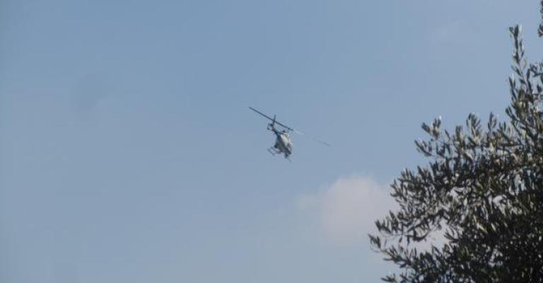 طائرة اسرائيلية تُحلق في باحات الأقصى على علو منخفض طائرة اسرائيلية تُحلق في باحات الأقصى على علو منخفض