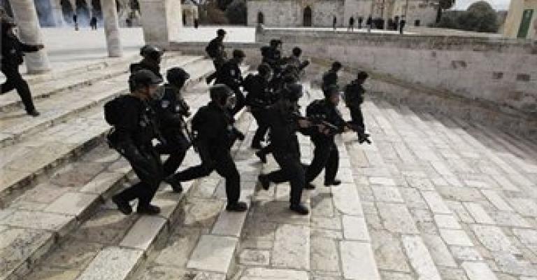 عشرات الاصابات خلال هجوم بقنابل الغاز على المصلين في الاقصى