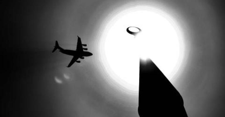 طائرة تعبر من فوق مئذنة المسجد الحسيني- عدسة محمد ابو غوش/ فيسبوك طائرة تعبر من فوق مئذنة المسجد الحسيني- عدسة محمد ابو غوش/ فيسبوك