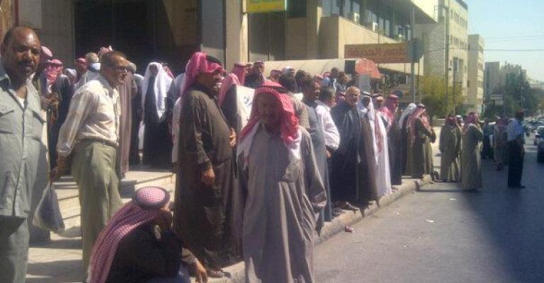 متقاعدو الفوسفات يغلقون الشارع الرئيسي 