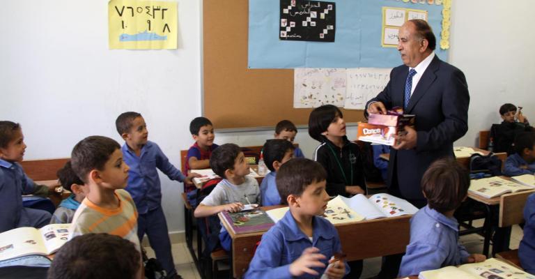 وزير الصحة عبد اللطيف وريكات يوزع التغذية على الطلاب جولة لتفقد المقاصف وزير الصحة عبد اللطيف وريكات يوزع التغذية على الطلاب جولة لتفقد المقاصف