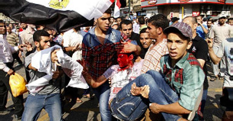 عشرات الجرحى في اشتباكات بميدان التحرير عشرات الجرحى في اشتباكات بميدان التحرير