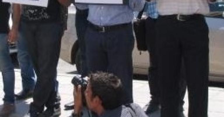 معتصمون أمام الديوان: حرية حرية مش مكارم ملكية معتصمون أمام الديوان: حرية حرية مش مكارم ملكية