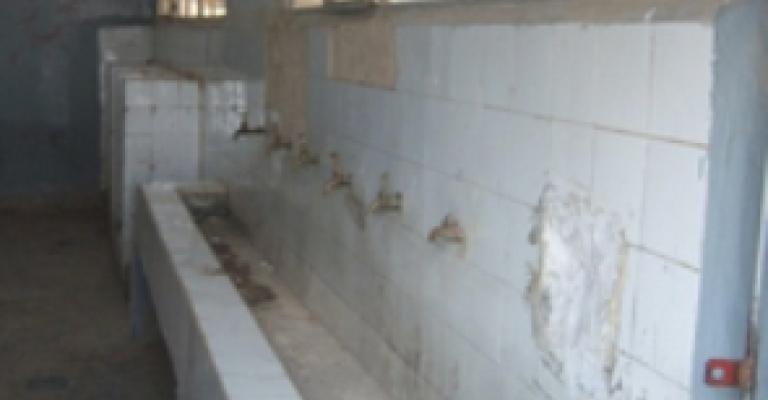 اربد: طلاب يحتجون لانقطاع المياه عن مدرستهم اربد: طلاب يحتجون لانقطاع المياه عن مدرستهم