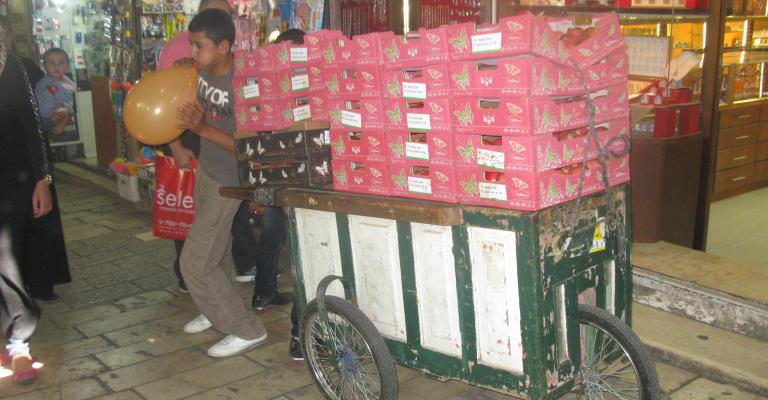  عربات البلدة القديمة تخيف المارين وتردعهم عن التسوق