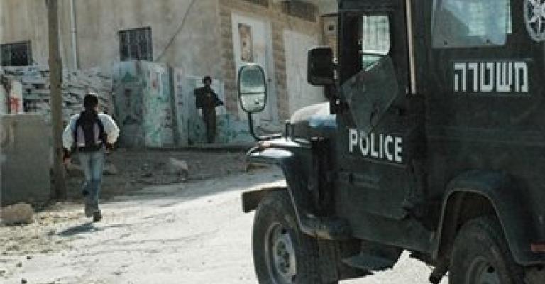 اعتقال 4 فلسطينيين في الخليل بينهم سيدة اعتقال 4 فلسطينيين في الخليل بينهم سيدة