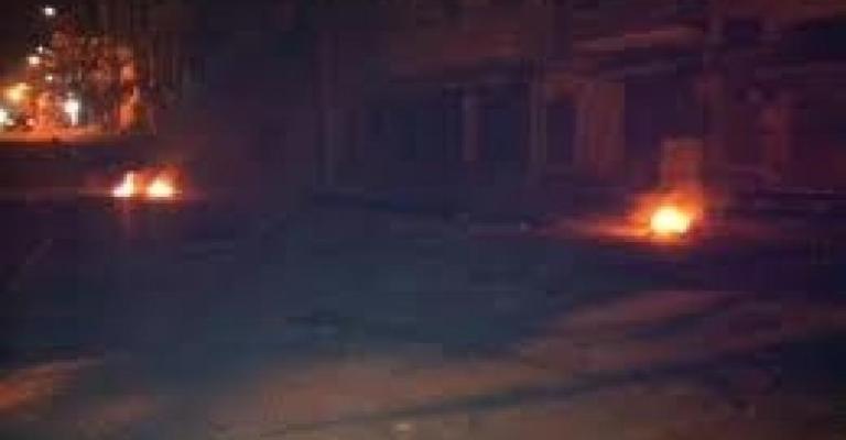 إحراق محكمة والاعتداء على مؤسسات في الطيبة.. وإحراق مخفر مخيم الحصن إحراق محكمة والاعتداء على مؤسسات في الطيبة.. وإحراق مخفر مخيم الحصن