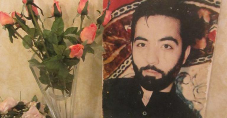 تصاميمه من السجن ... سفيرة حريته تصاميمه من السجن ... سفيرة حريته