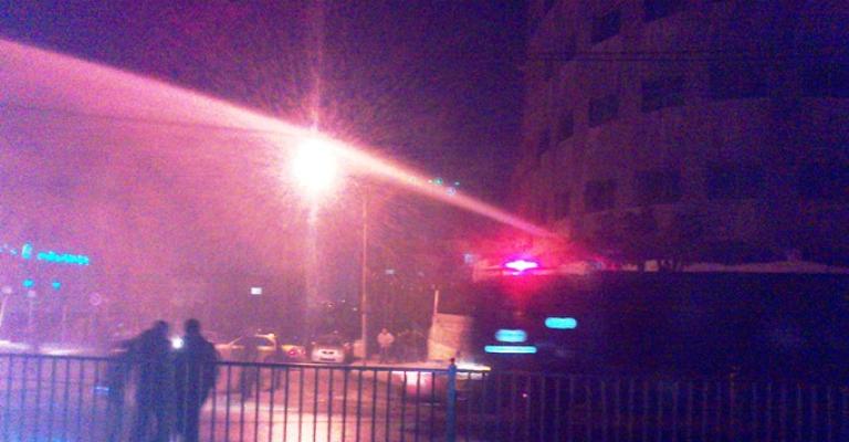 الدرك يستخدم سيارات المياه في فض اعتصام الداخلية- عدسة حسن عودة الدرك يستخدم سيارات المياه في فض اعتصام الداخلية- عدسة حسن عودة